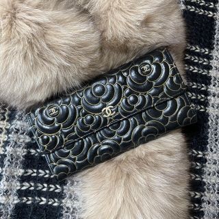 シャネル(CHANEL)の美品★レア★CHANEL  カメリア　ゴールドステッチ★フラップウォレット(財布)