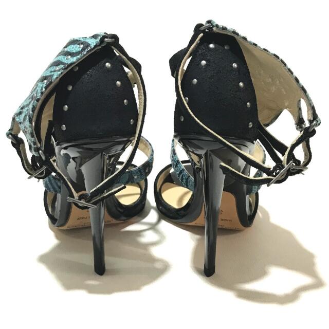 JIMMY CHOO(ジミーチュウ)のジミーチュウ JIMMY CHOO ゼブラ柄 スタッズ付き アパレル 靴 サンダル レザー ライトブルー系 レディースの靴/シューズ(サンダル)の商品写真