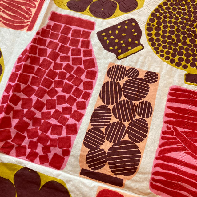 marimekko(マリメッコ)のmarimekko ペーパーナプキン 赤系３枚セット　マリメッコ ハンドメイドの素材/材料(その他)の商品写真