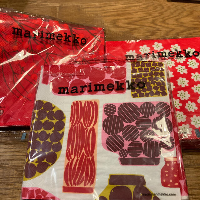 marimekko(マリメッコ)のmarimekko ペーパーナプキン 赤系３枚セット　マリメッコ ハンドメイドの素材/材料(その他)の商品写真