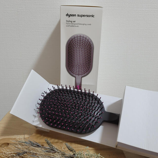 Dyson(ダイソン)のダイソン　スタイリングセット　ヘアブラシ パドルブラシ コームパドルブラシ非売品 コスメ/美容のヘアケア/スタイリング(ヘアブラシ/クシ)の商品写真