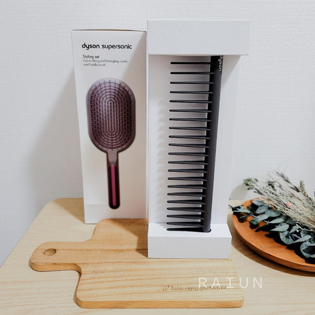 Dyson(ダイソン)のダイソン　スタイリングセット　ヘアブラシ パドルブラシ コームパドルブラシ非売品 コスメ/美容のヘアケア/スタイリング(ヘアブラシ/クシ)の商品写真