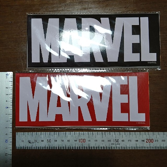 MARVEL(マーベル)のMARVEL　マーベル　のステッカー　20cm×8cm　黒と赤の１枚ずつのセット 自動車/バイクのバイク(ステッカー)の商品写真