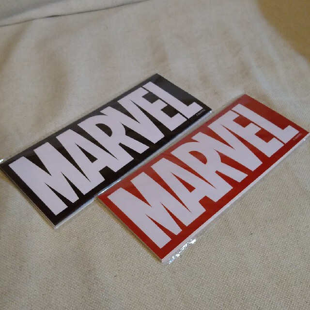 MARVEL(マーベル)のMARVEL　マーベル　のステッカー　20cm×8cm　黒と赤の１枚ずつのセット 自動車/バイクのバイク(ステッカー)の商品写真