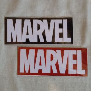 マーベル(MARVEL)のMARVEL　マーベル　のステッカー　20cm×8cm　黒と赤の１枚ずつのセット(ステッカー)