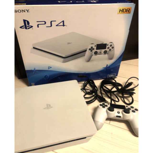 PlayStation4(プレイステーション4)のPS4本体　500GB GlacierWhite エンタメ/ホビーのゲームソフト/ゲーム機本体(家庭用ゲーム機本体)の商品写真