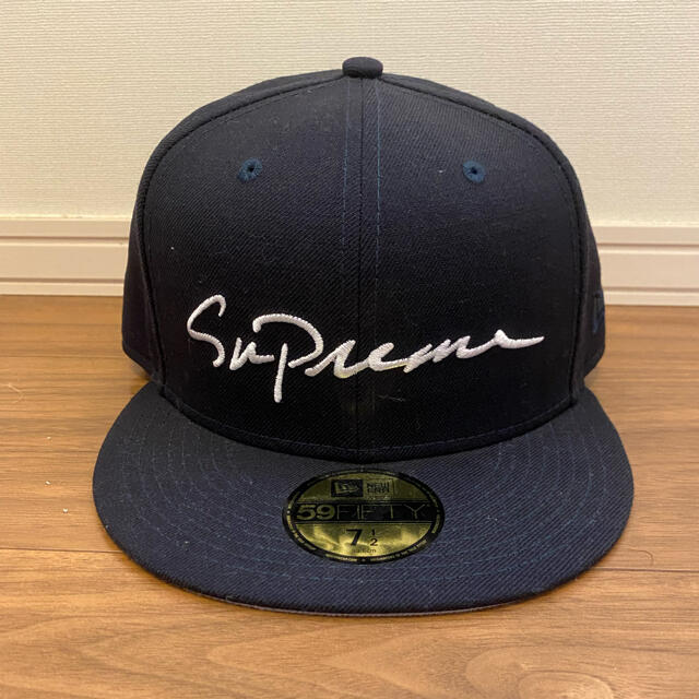 セットアップの通販 未使用 18AW Supreme ニューエラ Classic Script ...