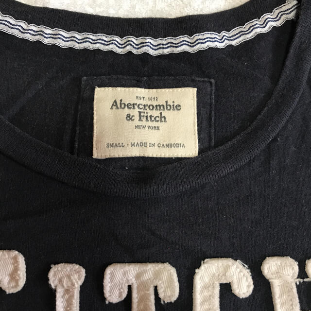 Abercrombie&Fitch(アバクロンビーアンドフィッチ)のアバクロ ロゴ入りTシャツ  ネイビー　Abercrombie&Fitch レディースのトップス(Tシャツ(半袖/袖なし))の商品写真