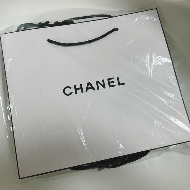 CHANEL(シャネル)のCHANEL シャネル　ショッパー紙袋　大サイズ4枚セット レディースのバッグ(ショップ袋)の商品写真