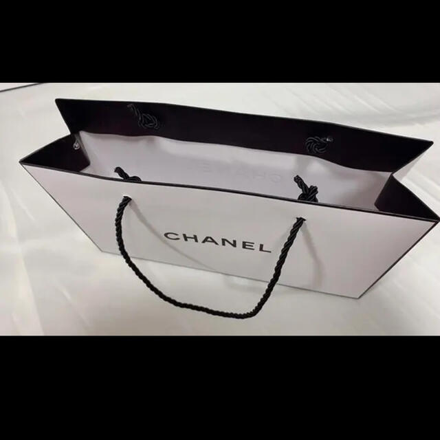 CHANEL(シャネル)のCHANEL シャネル　ショッパー紙袋　大サイズ4枚セット レディースのバッグ(ショップ袋)の商品写真