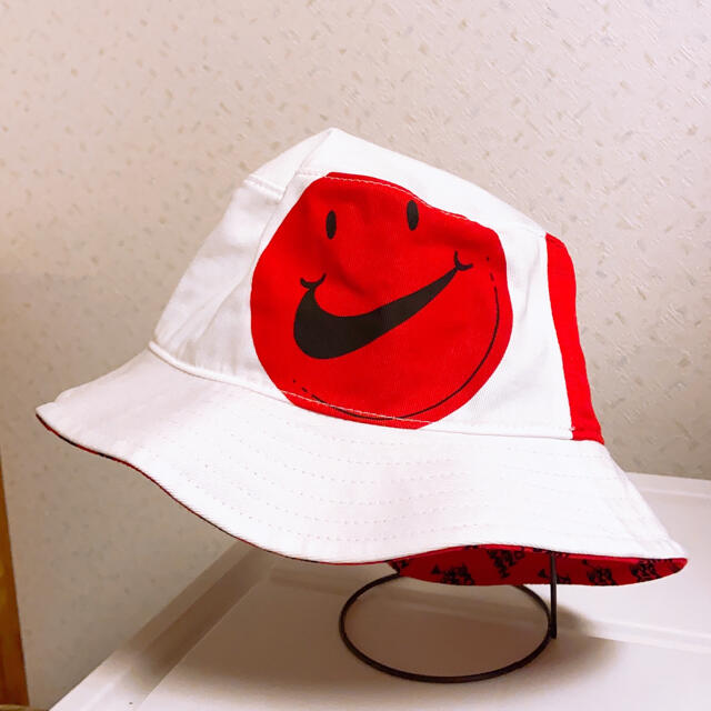 NIKE(ナイキ)のNIKE ナイキ　バケットハット　帽子　L/XLサイズ レディースの帽子(ハット)の商品写真