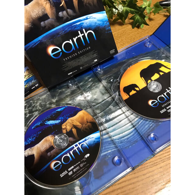 ⭐️ほぼ新品⭐️送料込⭐️ EARTHアースDVD⭐️貴重なブックレット付2枚組 エンタメ/ホビーのDVD/ブルーレイ(外国映画)の商品写真