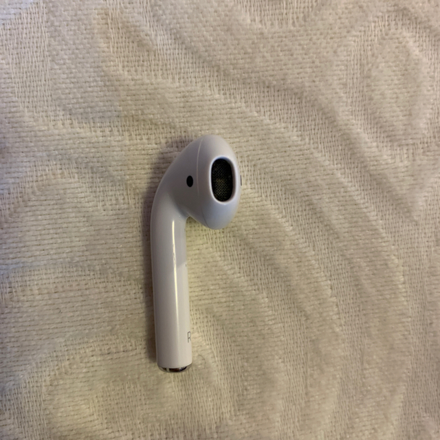 Apple(アップル)のAir pods 第一世代 右耳 スマホ/家電/カメラのオーディオ機器(ヘッドフォン/イヤフォン)の商品写真