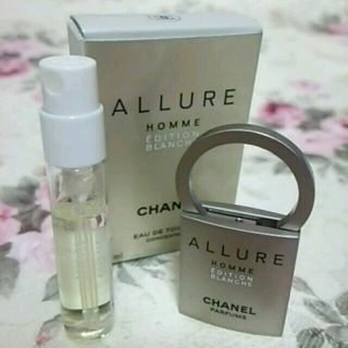 シャネル(CHANEL)の美品☆CHANEL♡ALLURE ミニ香水付き パドロックキーホルダー(香水(女性用))