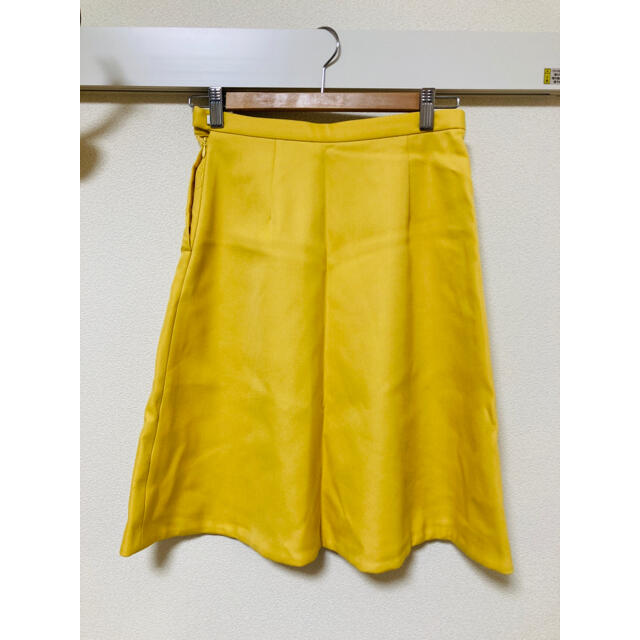 Adam et Rope'(アダムエロぺ)のアダムエロペ　膝丈スカート　黄色 レディースのスカート(ひざ丈スカート)の商品写真