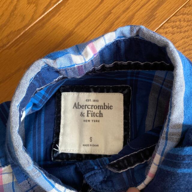 Abercrombie&Fitch(アバクロンビーアンドフィッチ)のアバクロ　ブルー　チェックシャツ　レディース レディースのトップス(シャツ/ブラウス(長袖/七分))の商品写真