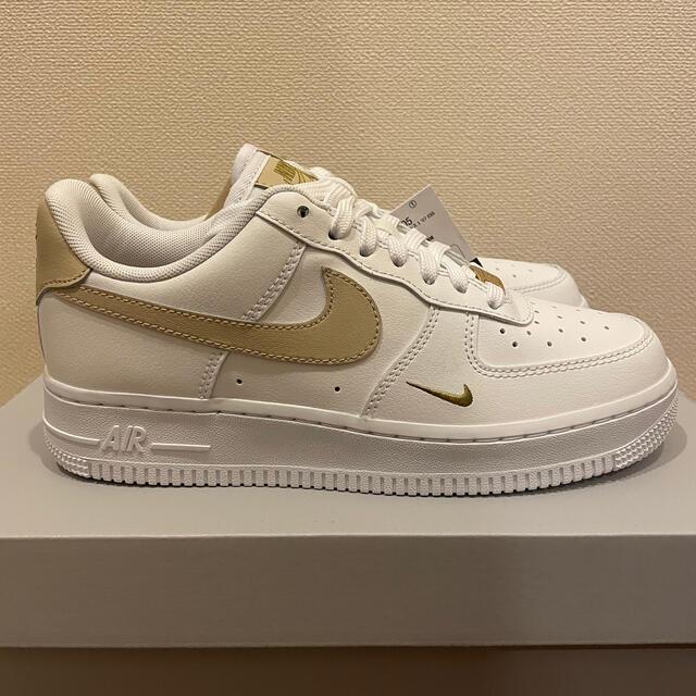 NIKE - 【新色】NIKE エアフォース1 エッセンシャル ラタン NIKE - 【新色】NIKE エアフォース1 エッセンシャル ラタン