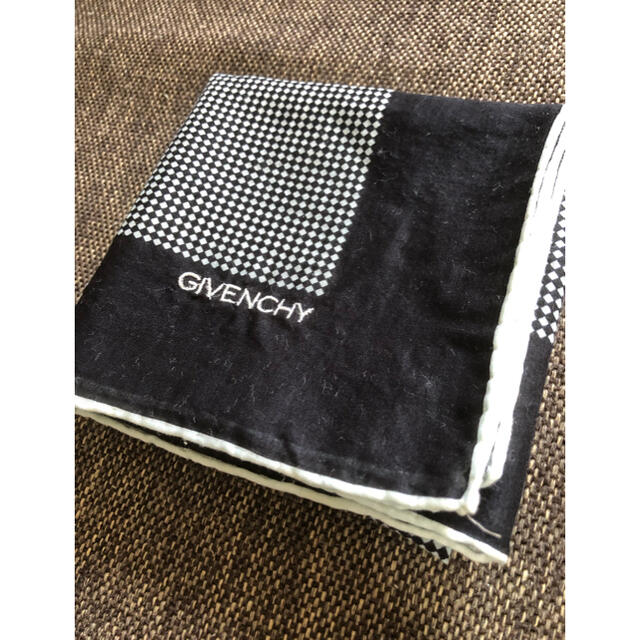 GIVENCHY(ジバンシィ)のGIVENCHY ハンカチ　ブラック　シンプルフォーマル メンズのファッション小物(ハンカチ/ポケットチーフ)の商品写真