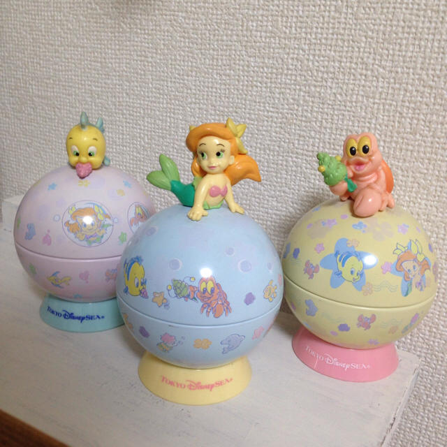 Disney(ディズニー)のリトルマーメイド スーベニア缶 エンタメ/ホビーのおもちゃ/ぬいぐるみ(キャラクターグッズ)の商品写真