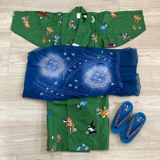 【新品】浴衣セット　男の子　サッカー柄　5〜6歳　浴衣・帯・下駄の3点セット キッズ/ベビー/マタニティのキッズ服男の子用(90cm~)(甚平/浴衣)の商品写真