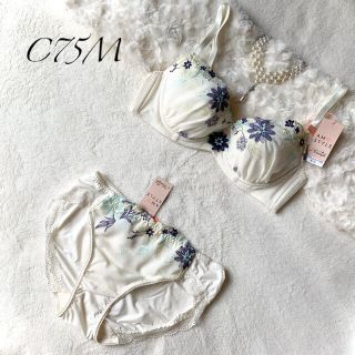 アモスタイル(AMO'S STYLE)のアモスタイル C75 blossom petal ホワイト ブラ＆ショーツセット(ブラ&ショーツセット)