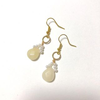 サージカルステンレス　ピアス　天然石　クリーム(ピアス)