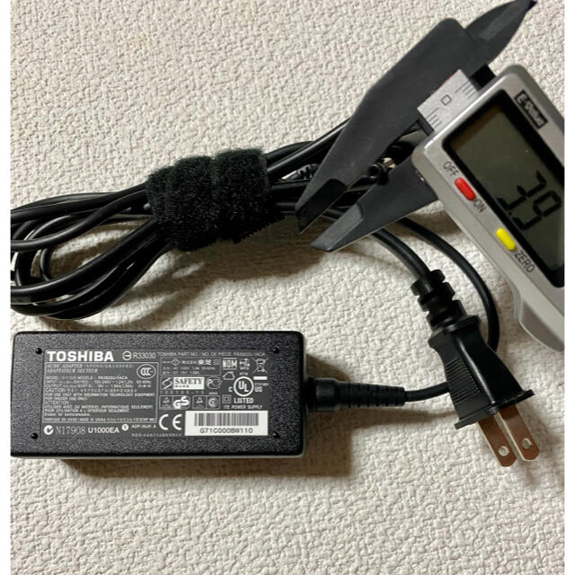 東芝(トウシバ)の❤送料込み☆中古純正TOSHIBAのACアダプター19V 1.58A スマホ/家電/カメラのPC/タブレット(PC周辺機器)の商品写真