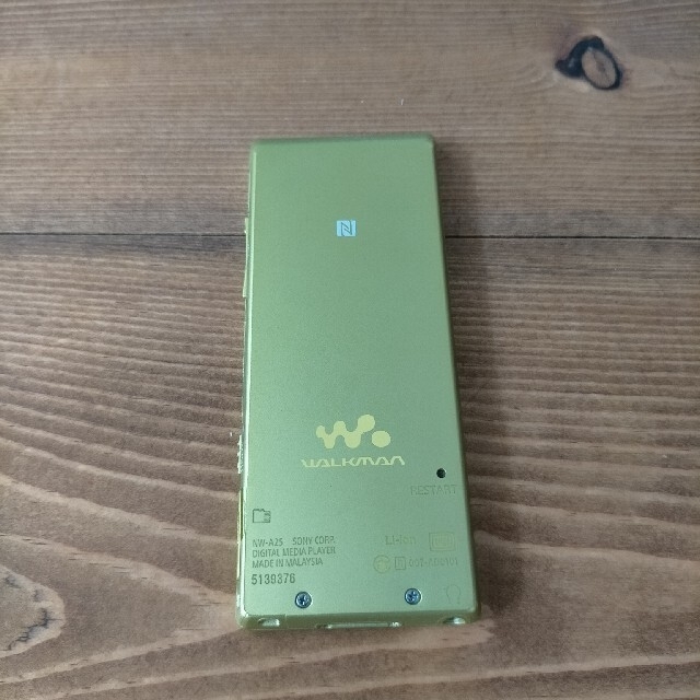 WALKMAN(ウォークマン)の【最終値下げ】ウォークマン　グリーン　 充電器付き エンタメ/ホビーのゲームソフト/ゲーム機本体(その他)の商品写真