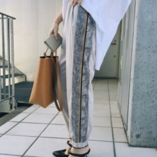 アメリヴィンテージ(Ameri VINTAGE)の【完売&未使用】ameri❤️大人気PYTHON LINE PANTS(カジュアルパンツ)