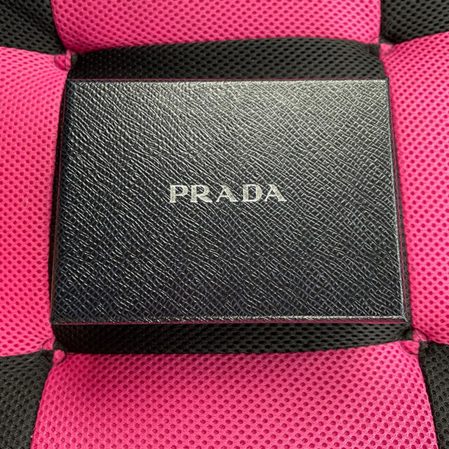 PRADA(プラダ)のAirPodsケース   🎶PRADA🎶 スマホ/家電/カメラのオーディオ機器(ヘッドフォン/イヤフォン)の商品写真