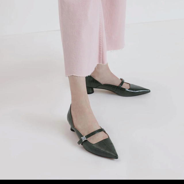 Charles and Keith(チャールズアンドキース)のCharles & Keith ジェムエンベリッシュ メリージェーン パンプス レディースの靴/シューズ(ハイヒール/パンプス)の商品写真