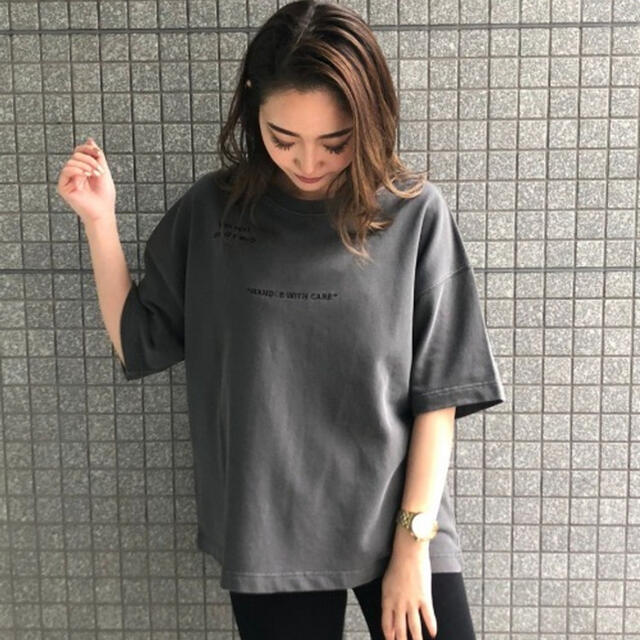 ENVYM(アンビー)のポイントロゴルーズＴｅｅ　アンビー レディースのトップス(Tシャツ(半袖/袖なし))の商品写真