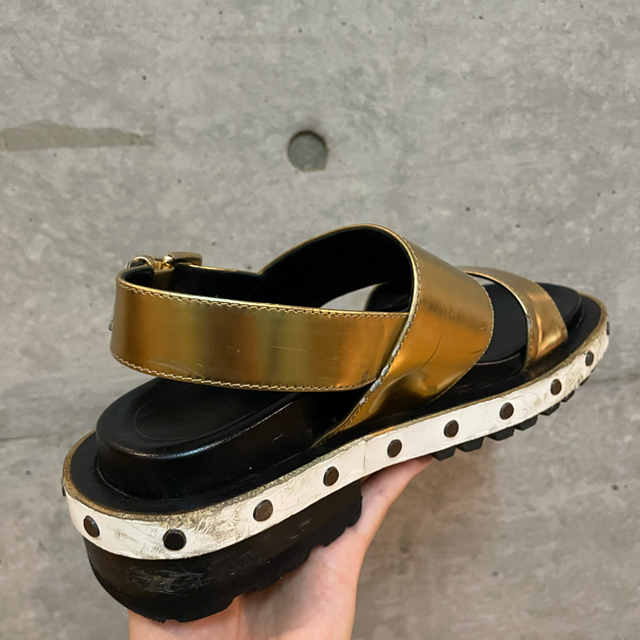 Marni(マルニ)のMARNI ゴールドストラップサンダル レディースの靴/シューズ(サンダル)の商品写真