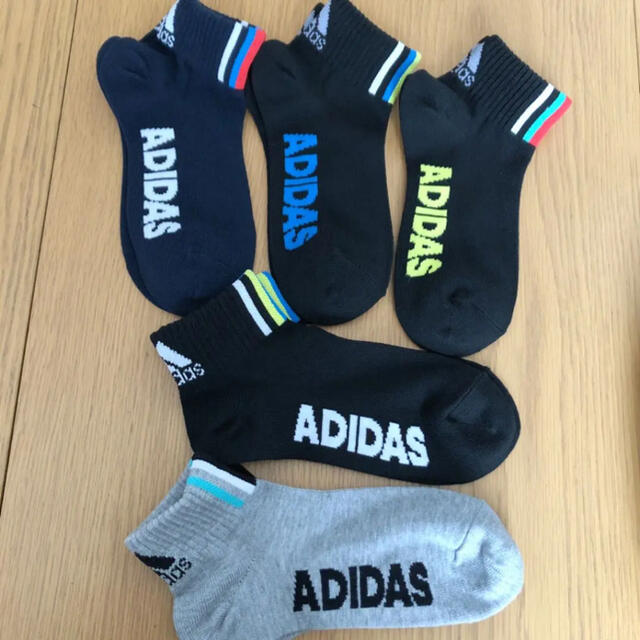 コストコ(コストコ)のコストコ　adidas アディダス　靴下 ソックス　5足セット　19〜21cm キッズ/ベビー/マタニティのこども用ファッション小物(靴下/タイツ)の商品写真