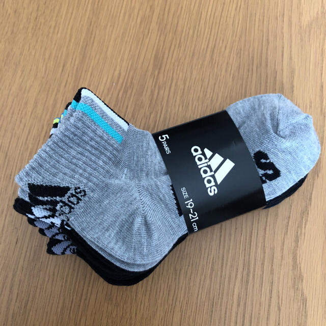 コストコ(コストコ)のコストコ　adidas アディダス　靴下 ソックス　5足セット　19〜21cm キッズ/ベビー/マタニティのこども用ファッション小物(靴下/タイツ)の商品写真