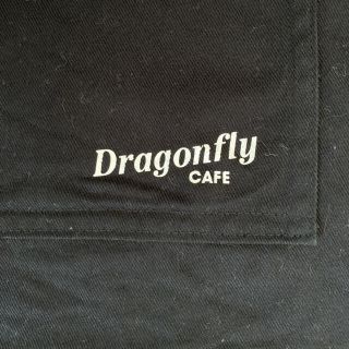 ズッカ(ZUCCa)のDragonfly CAFE エプロン　（ズッカ）(収納/キッチン雑貨)