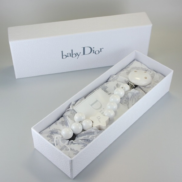 baby Dior(ベビーディオール)のベビーディオール Baby Dior木製おしゃぶりホルダー♡ キッズ/ベビー/マタニティの外出/移動用品(ベビーホルダー)の商品写真