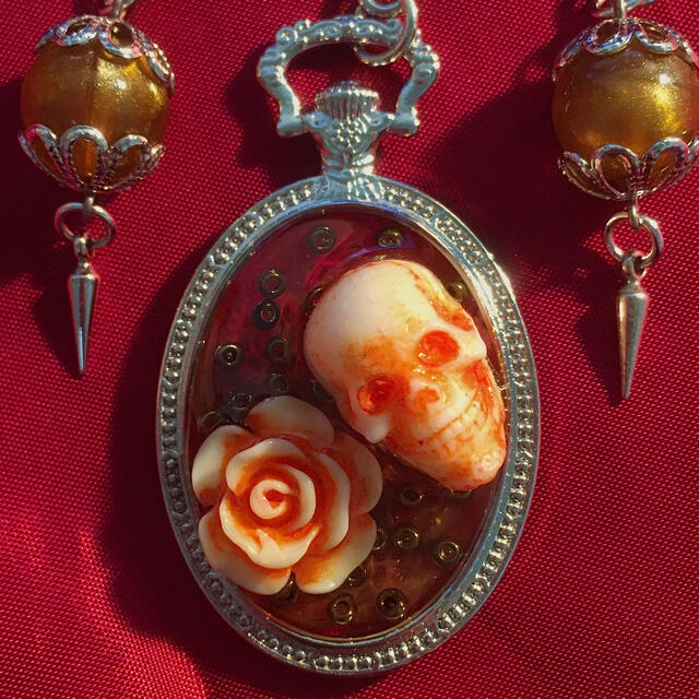 髑髏と薔薇のカブトピン2 ハンドメイドのアクセサリー(コサージュ/ブローチ)の商品写真
