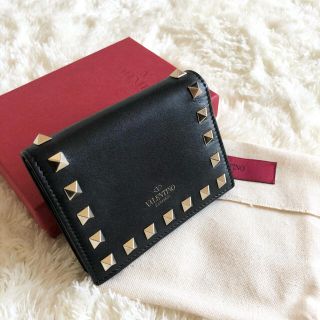 ヴァレンティノ(VALENTINO)の♡な様専用 ヴァレンティノ　ロックスタッズ　折り財布　ブラック(財布)