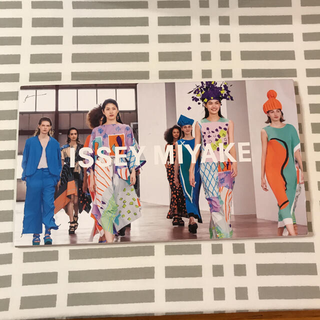 ISSEY MIYAKE(イッセイミヤケ)のイッセイミヤケ　LOOK Spring Summer 2021 エンタメ/ホビーの雑誌(ファッション)の商品写真