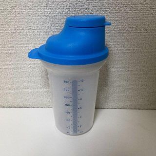 【新品未使用】Tupperware 計量ボトル（ブルー）送料無料(調理道具/製菓道具)