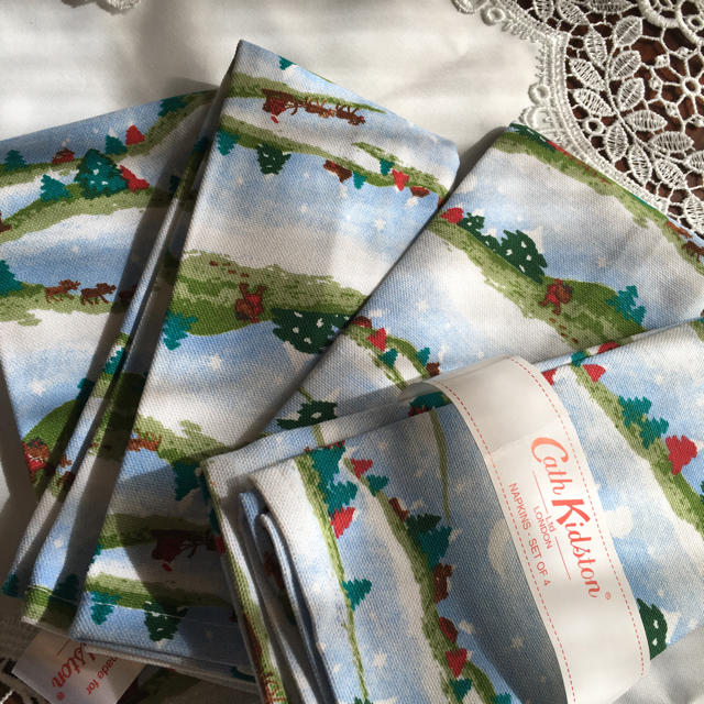 Cath Kidston(キャスキッドソン)のキャス クリスマスナプキン 4枚セット インテリア/住まい/日用品のキッチン/食器(テーブル用品)の商品写真