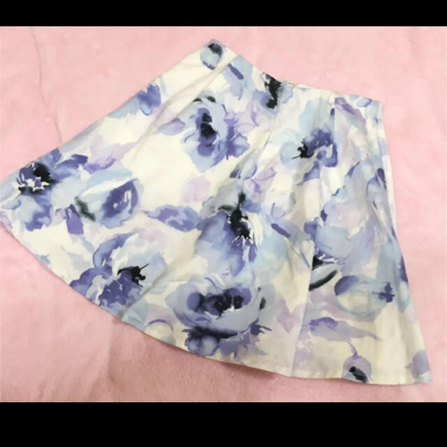 Delyle NOIR(デイライルノアール)のDelyle NOIR フラワーフレアスカート　ブルー　花柄 レディースのスカート(ミニスカート)の商品写真