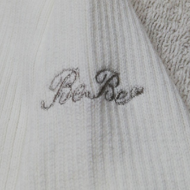 BeBe(ベベ)の新品　BeBeロゴ刺繍付き　白色リブニット長袖90cm キッズ/ベビー/マタニティのキッズ服女の子用(90cm~)(Tシャツ/カットソー)の商品写真