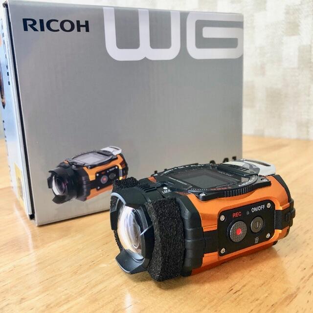 新作ウエア RICOH オレンジ 良品 アクションカメラ 完全防水 RICOH WG-M1 - ビデオカメラ