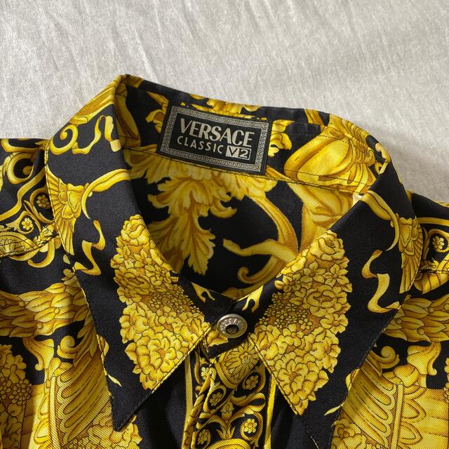 VERSACE(ヴェルサーチ)の【レアかも？】VERSACE CLASSIC V2 シルク100％長袖シャツ メンズのトップス(シャツ)の商品写真