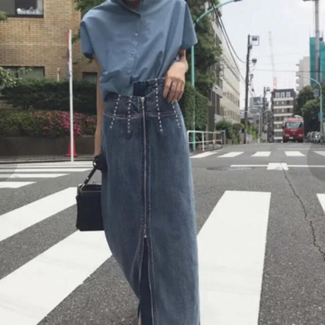 Ameri VINTAGE(アメリヴィンテージ)のAmeri VINTAGE STUDS LINE DENIM SKIRT レディースのパンツ(デニム/ジーンズ)の商品写真