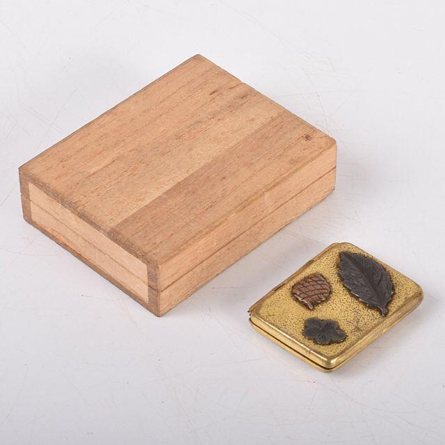 古銅鍍金 彫金花文 薬入 時代箱付 N R3811 古銅鍍金 彫金花文 薬入 時代箱付 N R3811