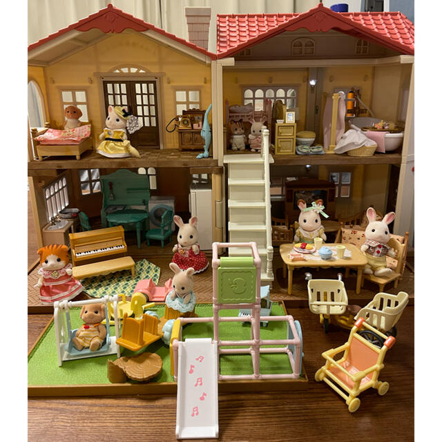 【シルバニアファミリー】赤い屋根の大きなお家　※フィギュア・小物つき エンタメ/ホビーのおもちゃ/ぬいぐるみ(キャラクターグッズ)の商品写真