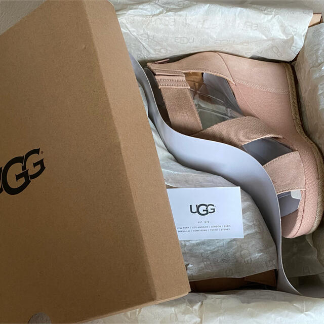 UGG(アグ)のnikota様専用　新品未使用　uggサンダル　ベージュ　8 レディースの靴/シューズ(サンダル)の商品写真